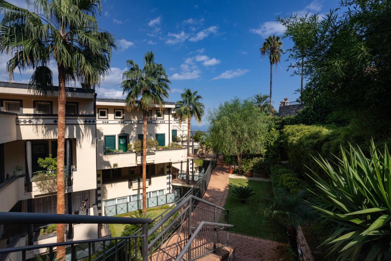 Beautiful Apartment In The Centre Of Taormina Bagian luar foto