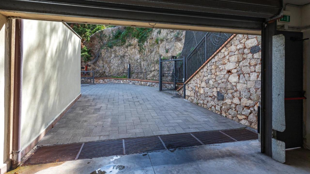 Beautiful Apartment In The Centre Of Taormina Bagian luar foto